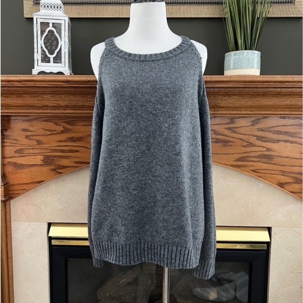 Elan Women's Gray Crew Neck‎ Angora Blend Cold Shoulder Sweater Sz. L